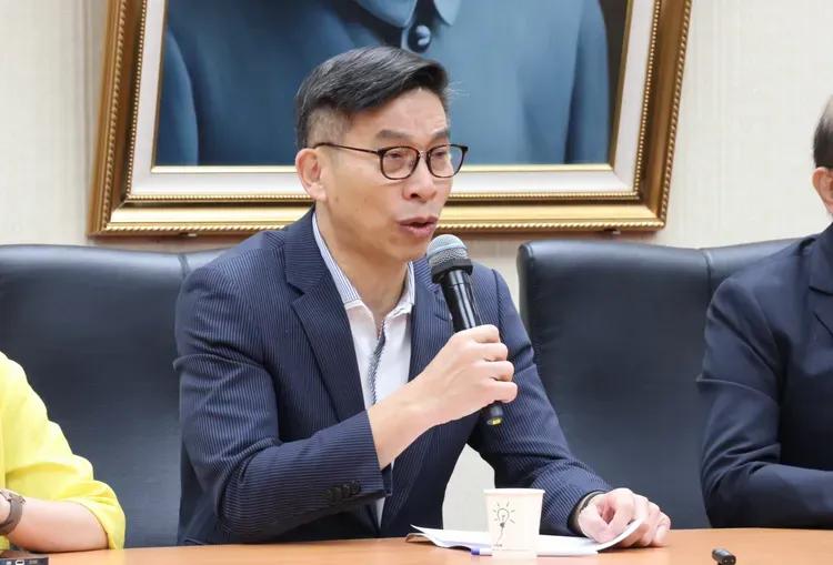 钟佳滨今日叫嚣，“不要再说两岸同属一中，这种屁话没用。”听到的第一反应就是这种台