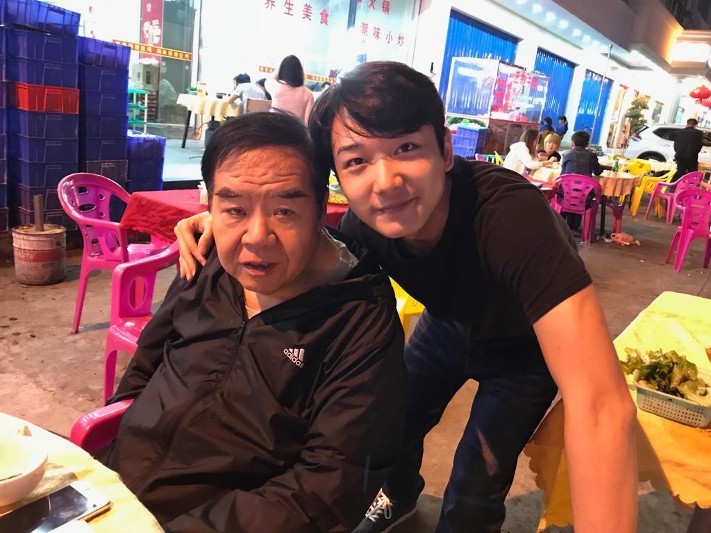 近日有网友在社交媒体晒出与香港男星郑则仕的合照，74岁的他须发皆白、身形消瘦，双