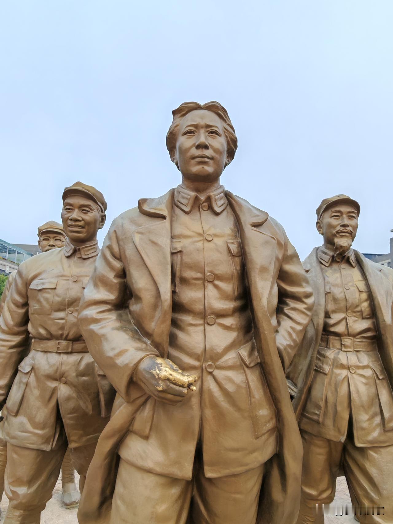 中国红军工农红军胜利会师！
1935年10月，中共中央和中央红军长征胜利到达陕北