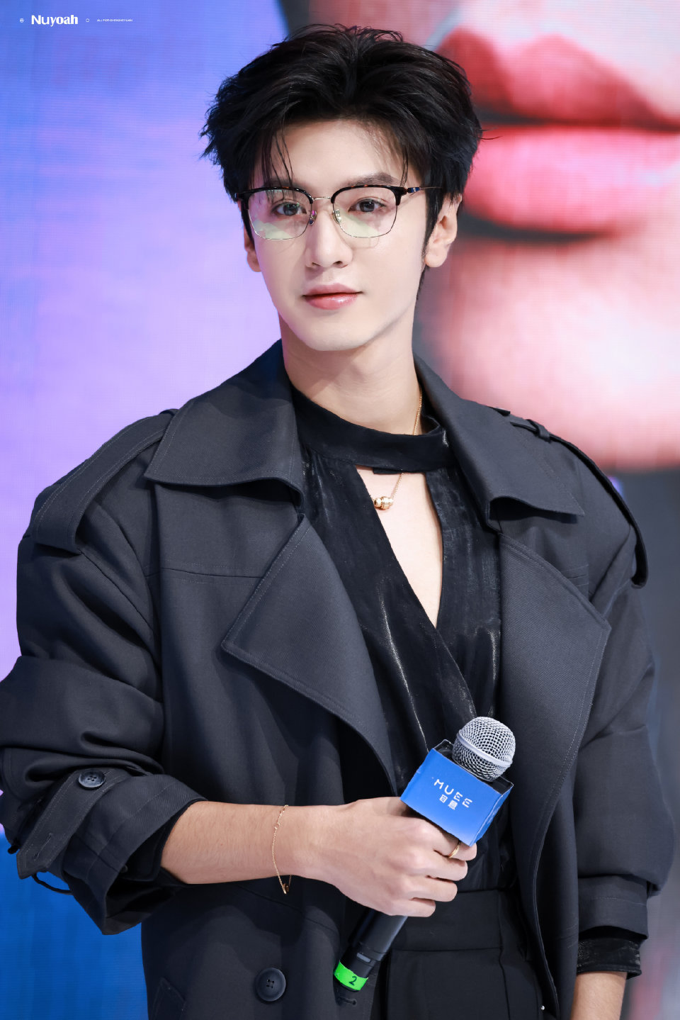 陈哲远长风衣V领眼镜陈哲远v领长风衣陈哲远v领长风衣，好帅，