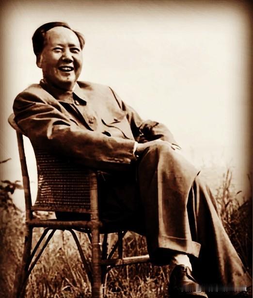 比较深刻的有：
《忆秦娥·娄山关》中的——
雄关漫道真如铁，
而今迈步从头越。