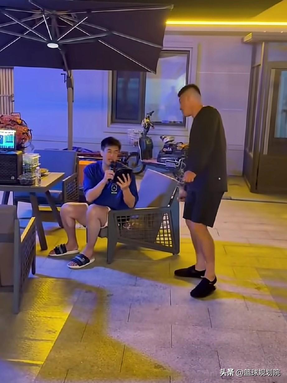 希望郭艾伦能一直这么高兴下去！

郭艾伦现身辽阳，休赛期的活动不停，回到了自己熟