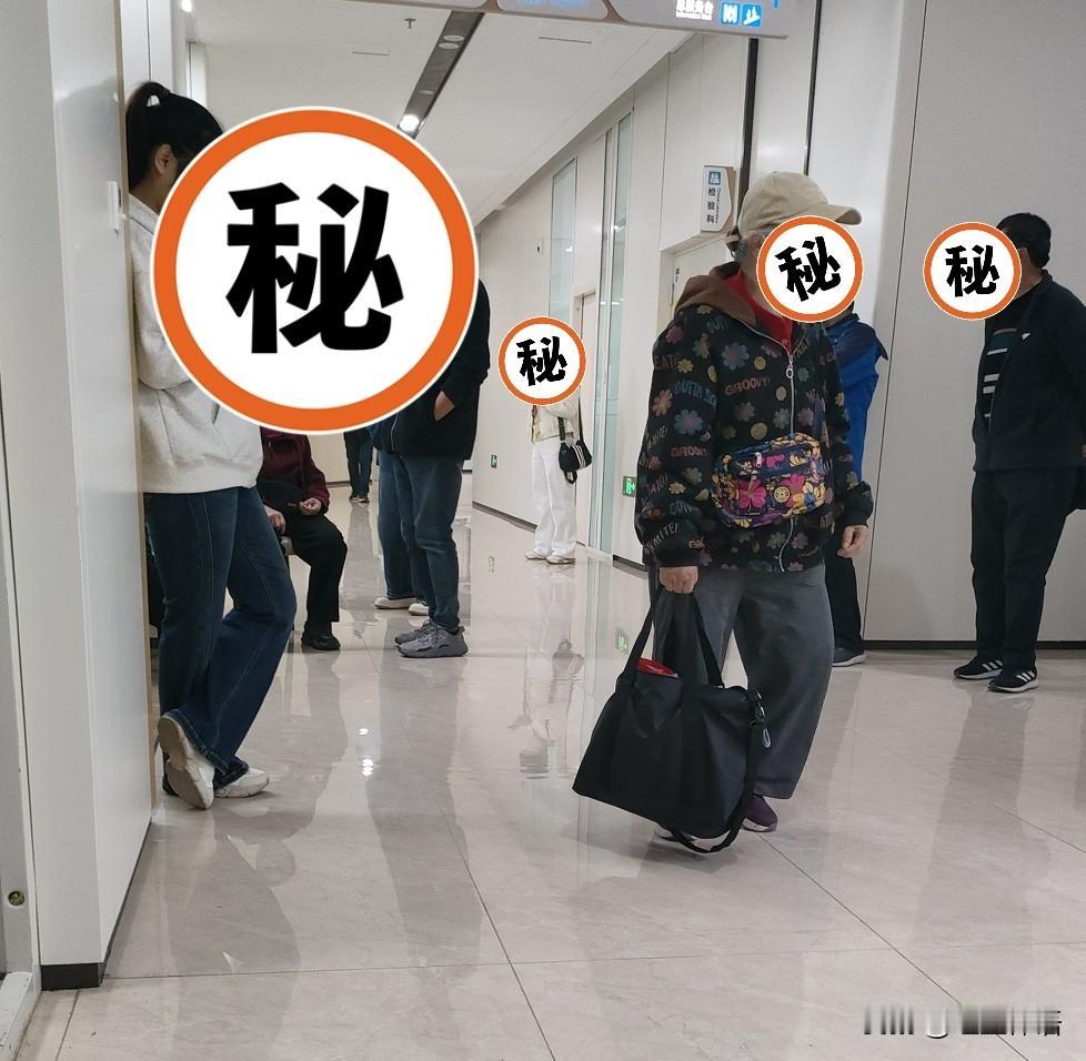 独居老人就医的心酸

今天，笔者去医院做体检。

因为要抽血检查，所以，早晨我是