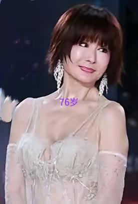 我外婆76岁时已白发苍苍，肌肉干瘪，走路也不太稳当。潘迎紫76岁却在袒胸露乳，穿