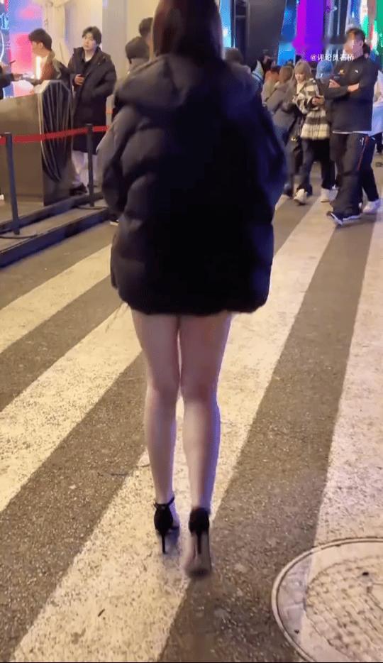 本来以为老外冬天大裤衩子，上身羽绒服够抗冻的！谁知中国姑娘更抗冻！

刷到一个视