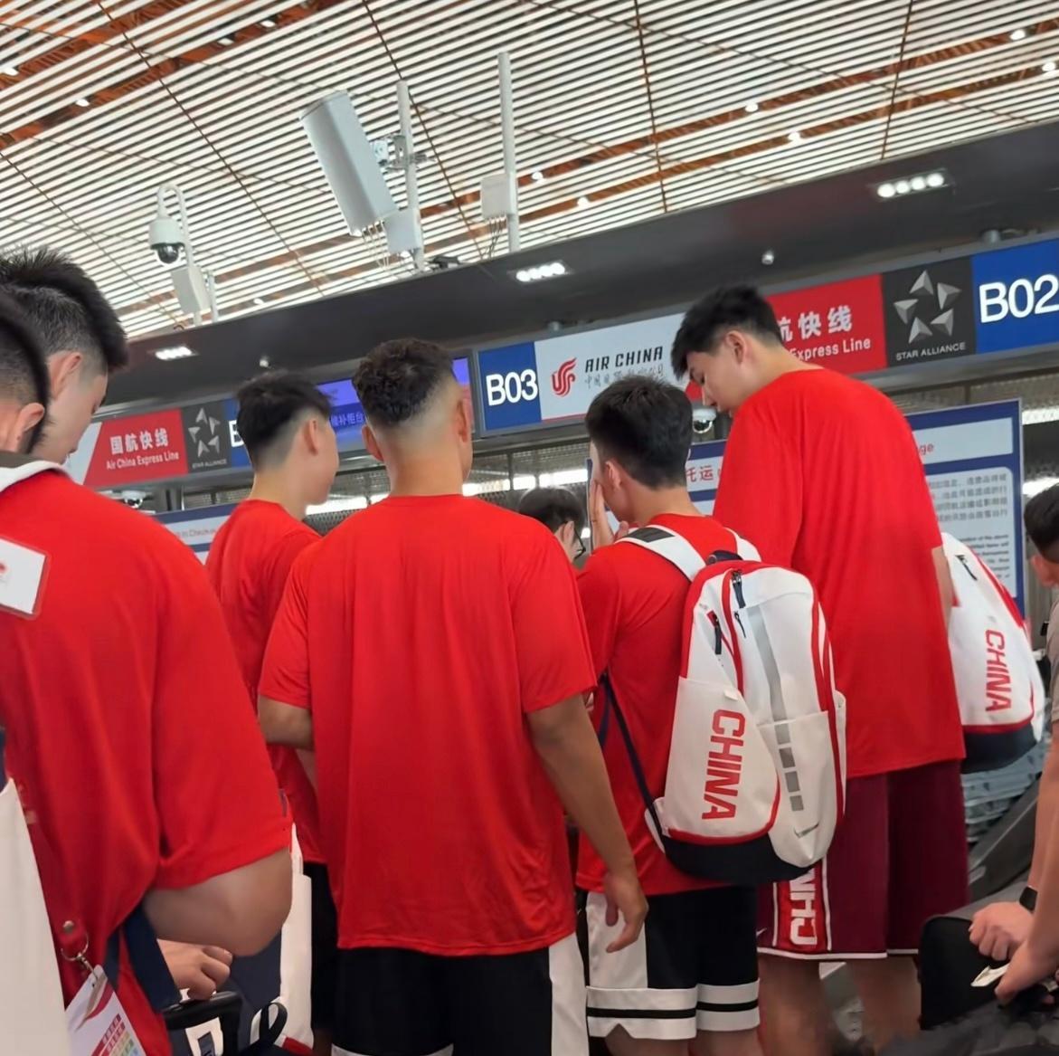 中国男篮全员今天从北京出发奔赴杭州，备战即将到来的两场重磅热身赛。有球迷在机场偶