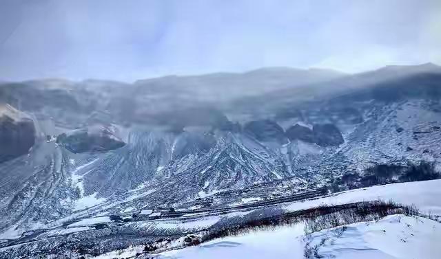 六月长白，雪没过膝

六月的长白山，居然还有雪，而且没过小腿。

我站在山脚下时