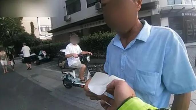 “这个交警火了！”繁华的杭州街头，一位衣衫褴褛的大爷拦住交警，哀求道：“孩子，哪