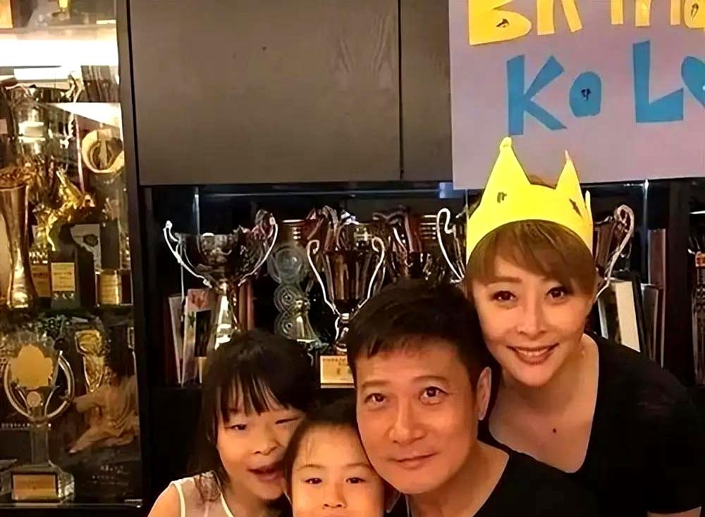 谁敢信？
当年那个从三楼跳下摔断腰一声不吭的硬汉钱嘉乐，现在居然成了连拍个危险动