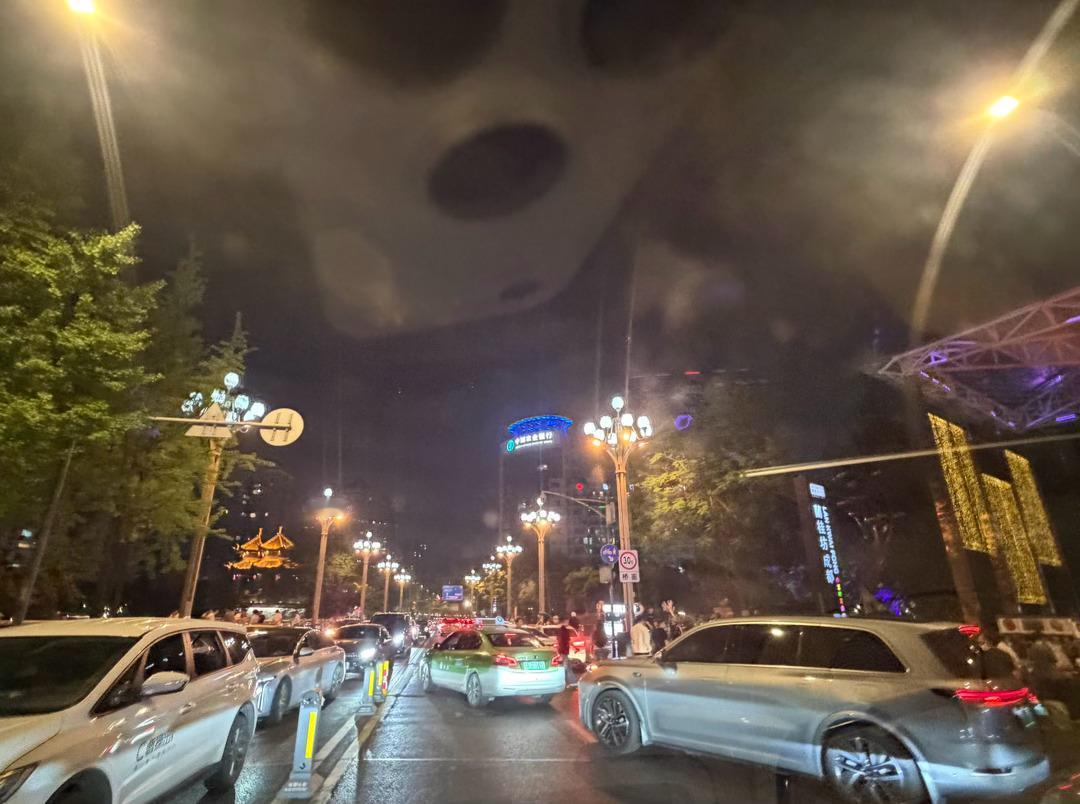 周末凌晨一点的成都，活力足是城市滚烫的未来价值 