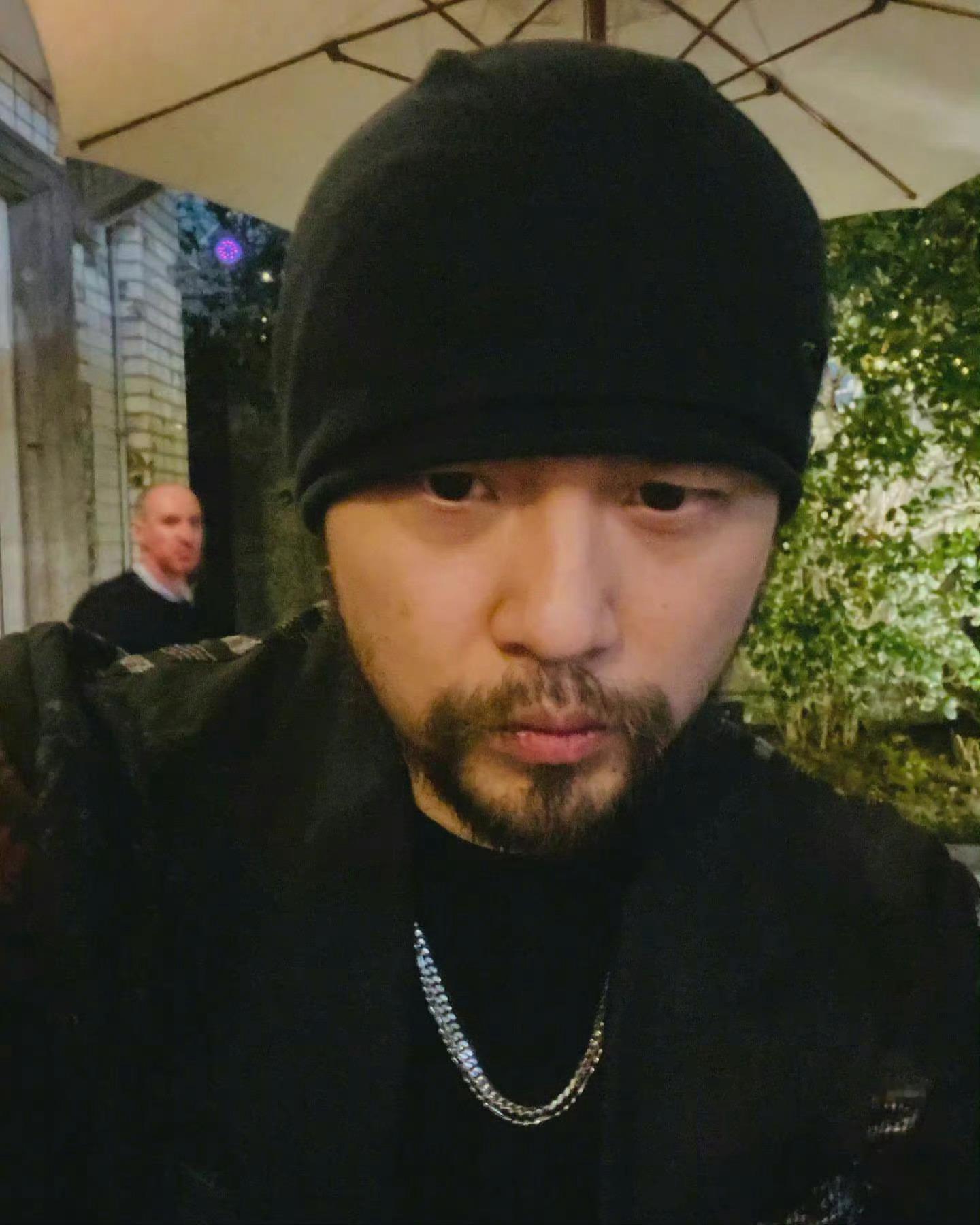胡子是不是得刮了？ 