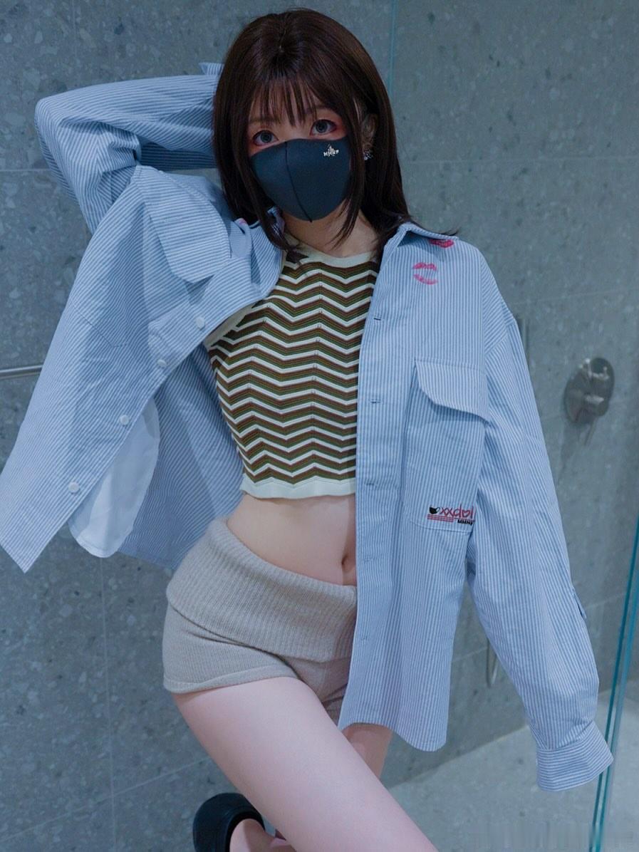 女生穿衬衫有种特别的味道 ​​​