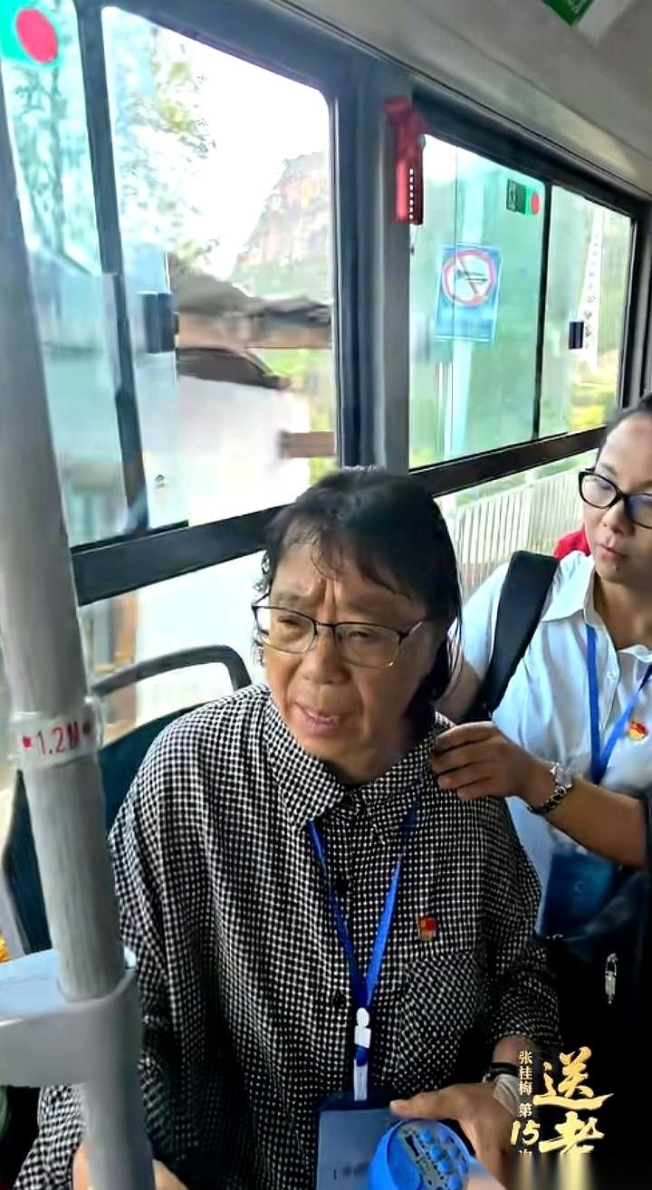 云南华坪女高的办公室里，一张薄薄的高考成绩单，正被一双肿得像发面馒头、从手腕到虎