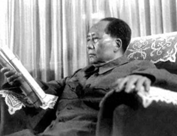 因为他忠心耿耿，毛主席打破党内不送礼物的惯例，送给他一块名表
“1945年8月2