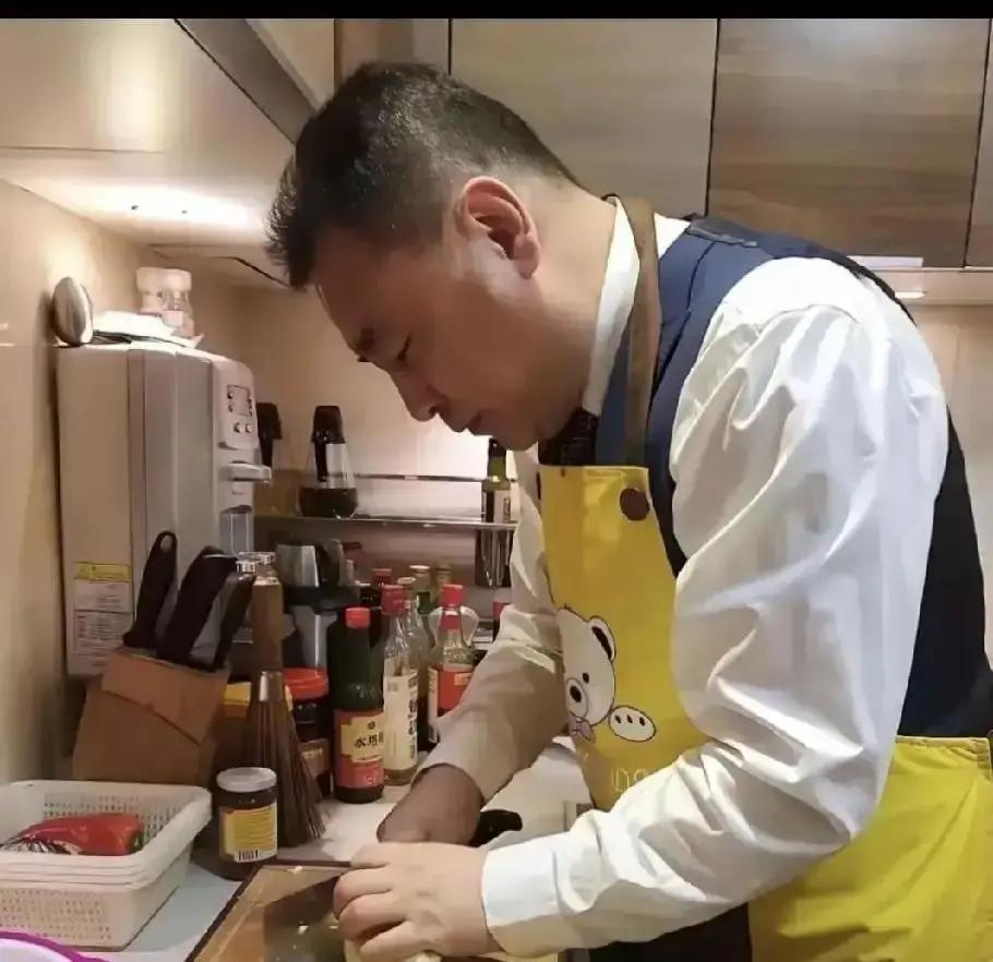 1.25亿人独居，他活成最狠样本
 
张宏民被拍吃冰棍那天，热搜说他晚景凄凉。我