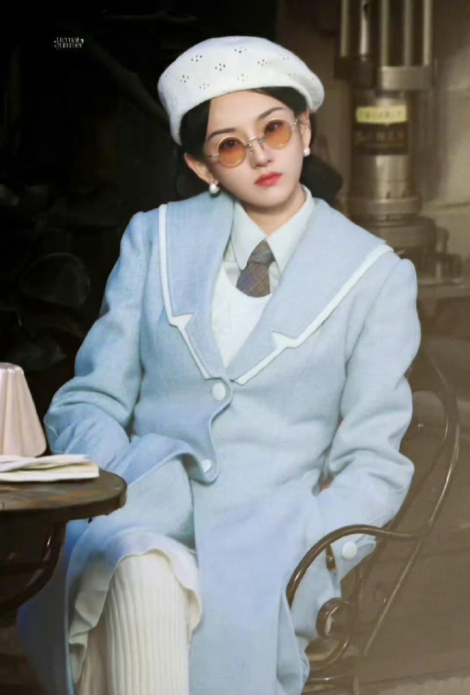 宋祖儿白色贝雷帽蓝大衣造型完全就是乖乖女鹅，想速速看到祖儿新剧
