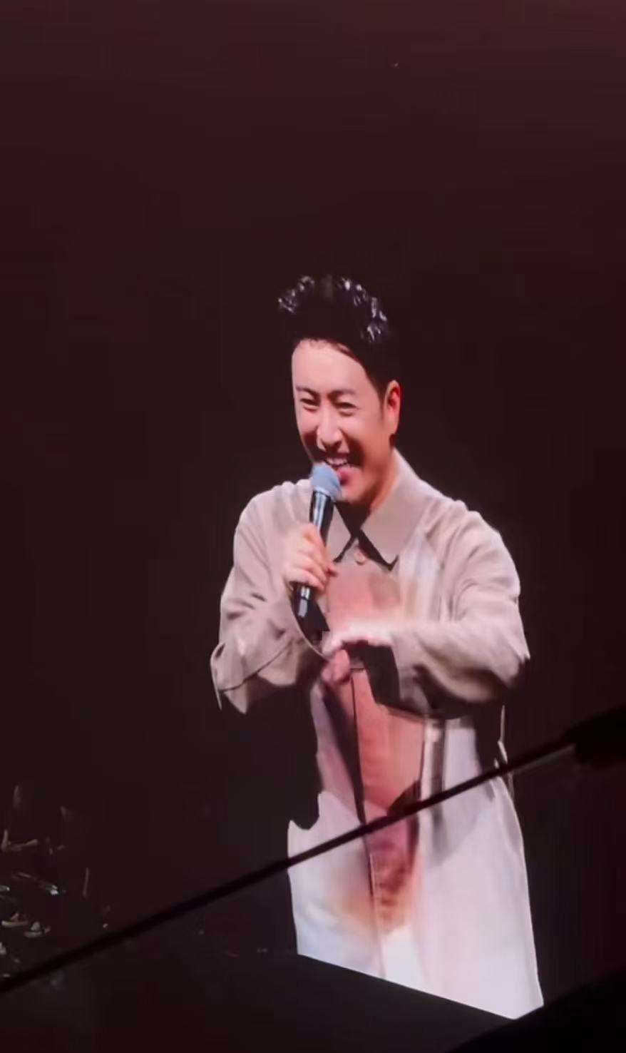 潘玮柏你等我过来找你 潘玮柏演唱会：大型“互怼”宠粉现场！ 粉丝催上班，他回应“