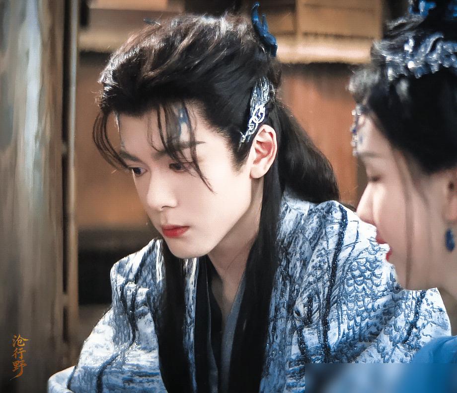 戏份被删成背景板，热度却把主角干趴下。
一集戏份不到10分钟，删到快用放大镜找