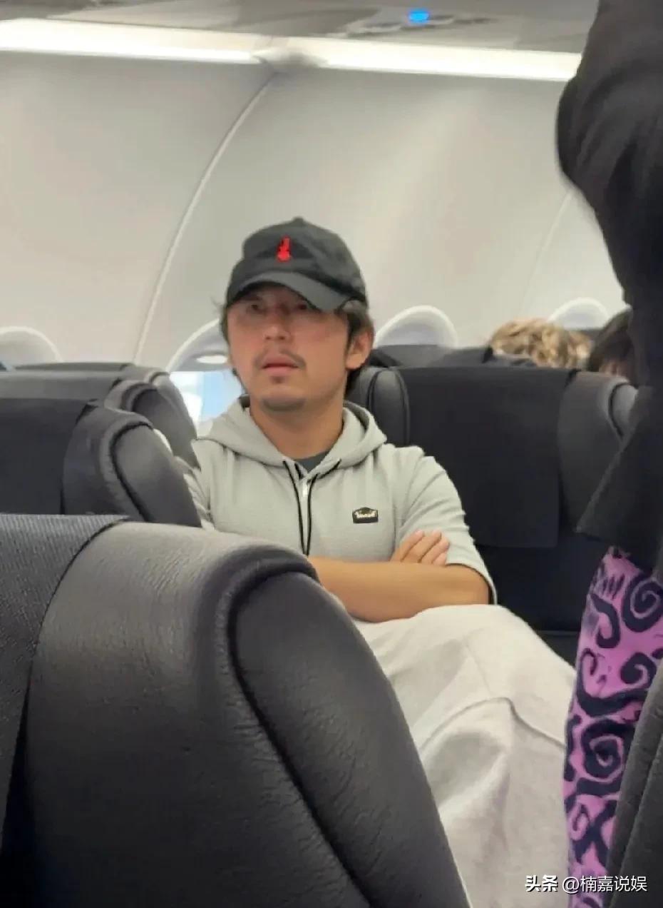 难怪雷佳音外号被称为“大头”，看他的戴的帽子就知道了。
他在飞往新西兰的飞机上被