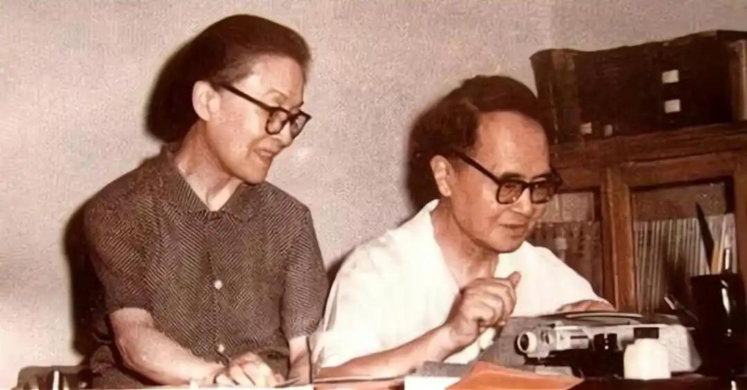 一天深夜，钱钟书又爬上房顶打林徽因的猫，梁思成有点生气：“钱教授这样无礼，我找他