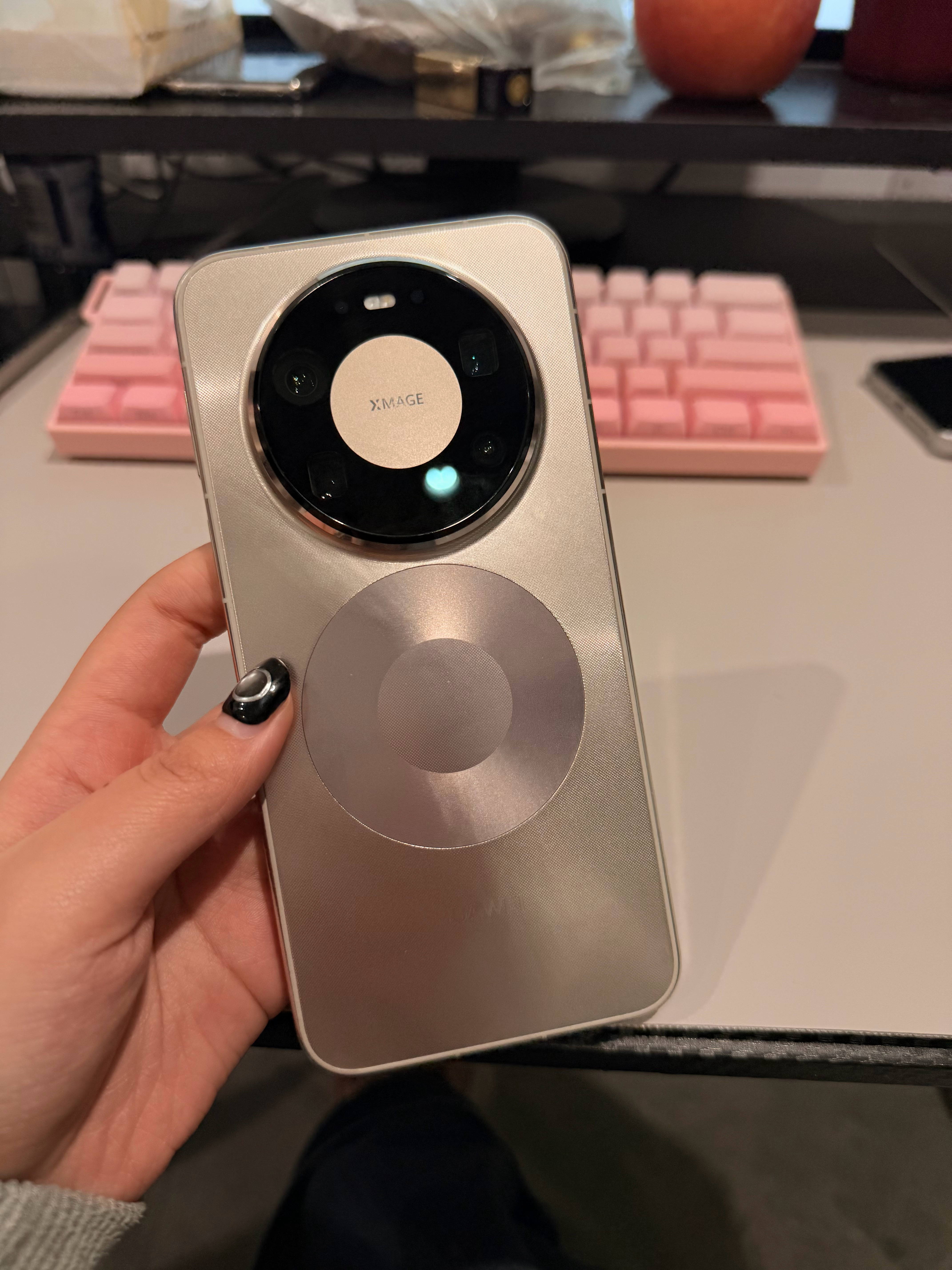 华为Mate 80 Pro Max上手我直接怒拍八百张照片，极昼金配上全金属机身