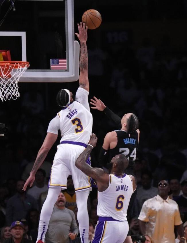 在刚刚结束的一场NBA季后赛上，湖人击败了灰熊，从而再一次取得领先。这样的话，湖