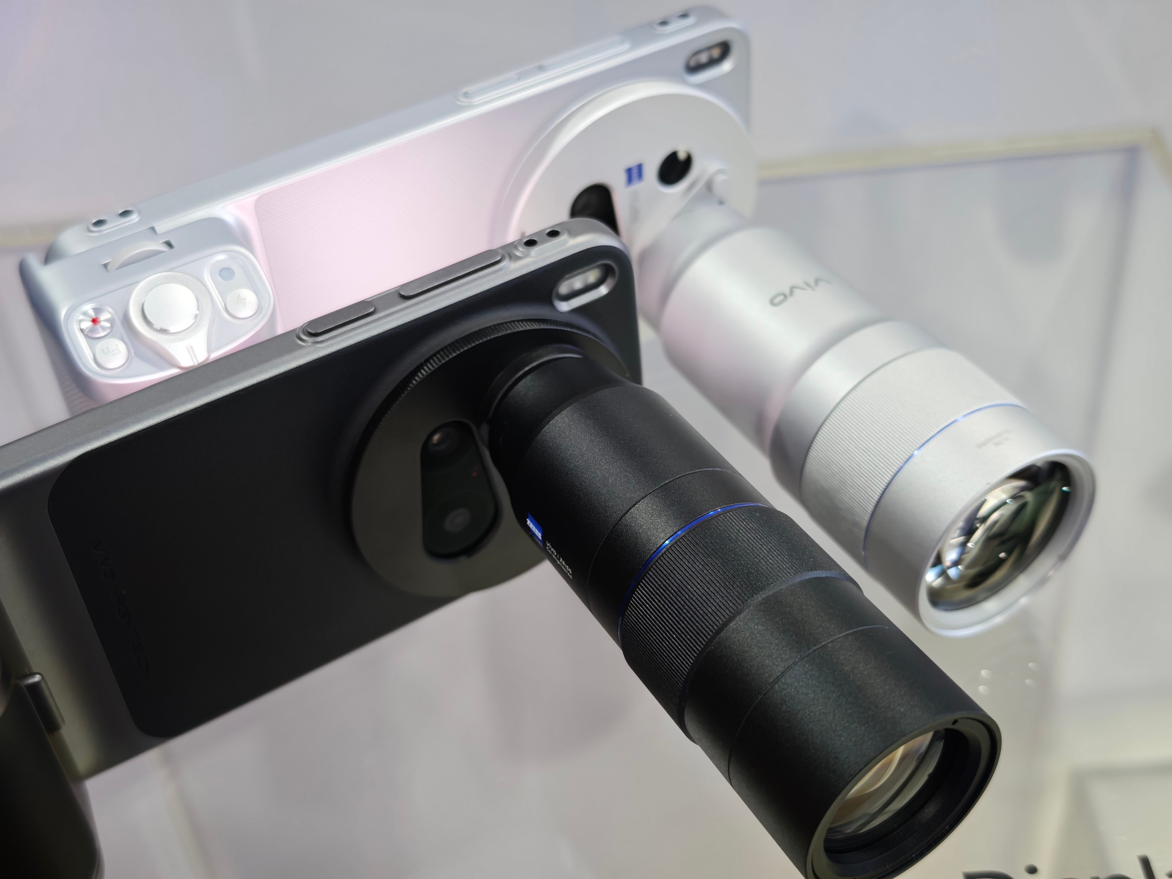 来自MWC2026前方现场的照片，感受一下vivo X300 Ultra这个长焦