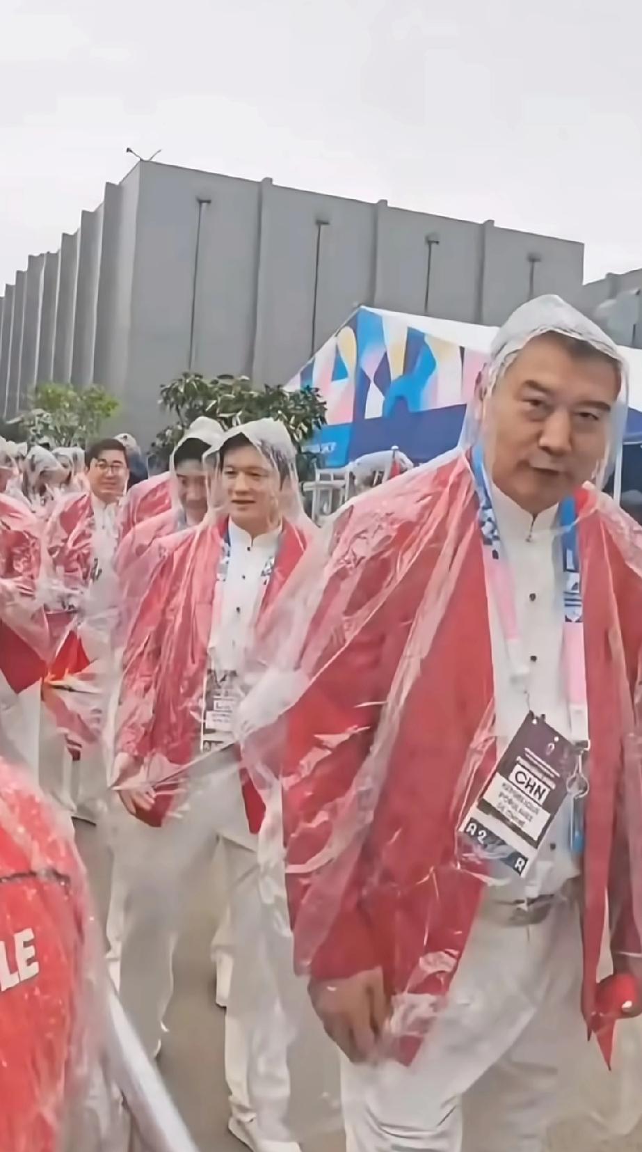 2024巴黎雨夜的中国红，太戳心了！
 
刷到2024巴黎奥运会这段旧视频，瞬间