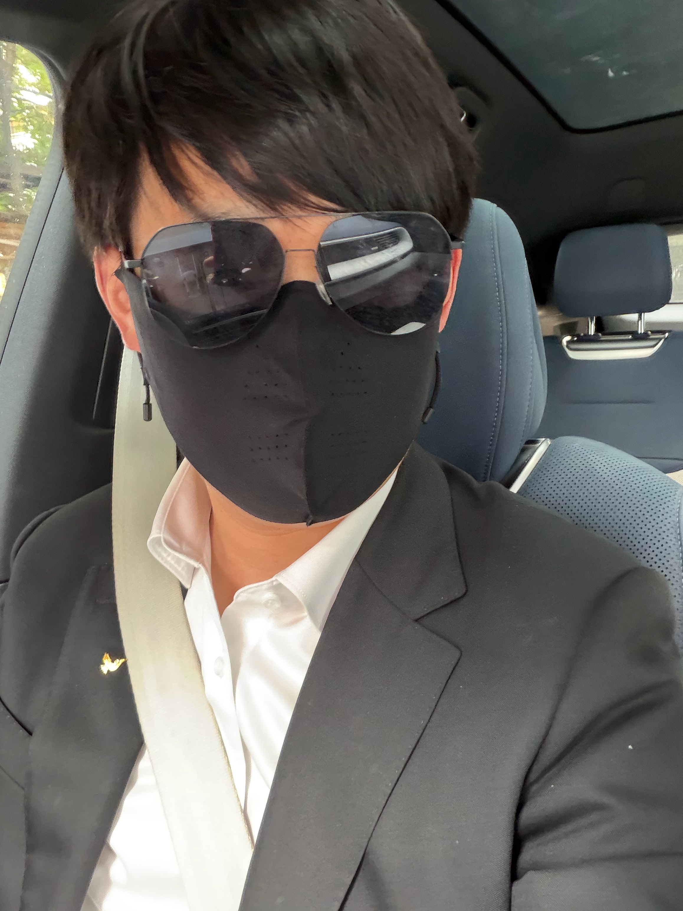 开车两件套：墨镜、口罩 