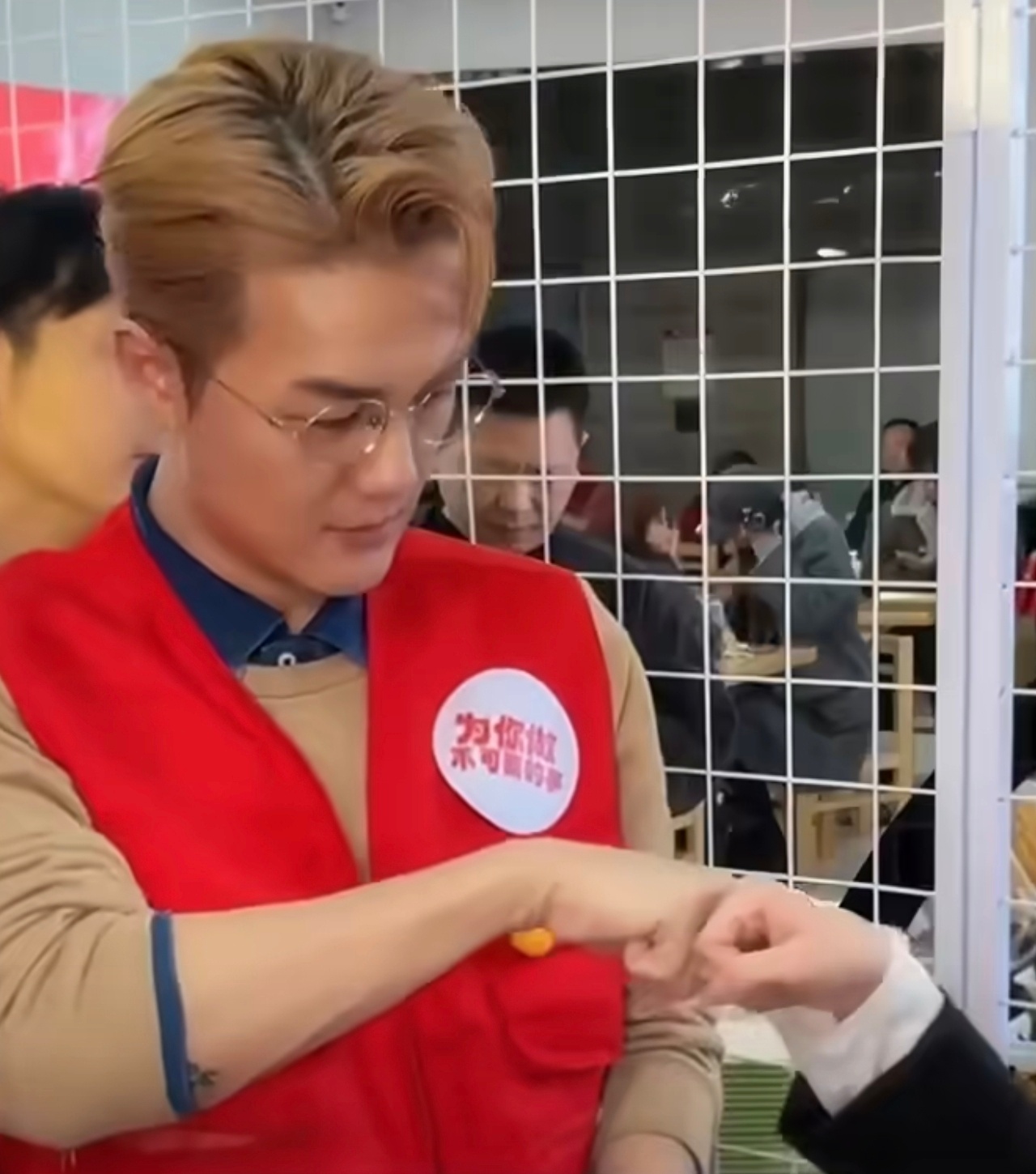 吴克群青岛面馆做义工引围观 吴克群的公益行动温暖又有力，他不仅走进面馆帮忙，还走