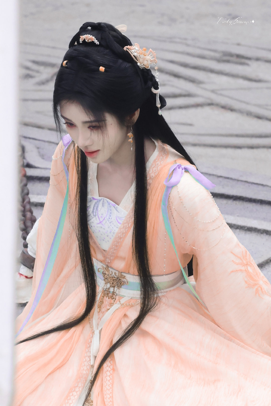 jjy鞠婧祎来战 jjy鞠婧祎阿黛 “玫瑰之所以是玫瑰，是风与光的眷顾，更是视线