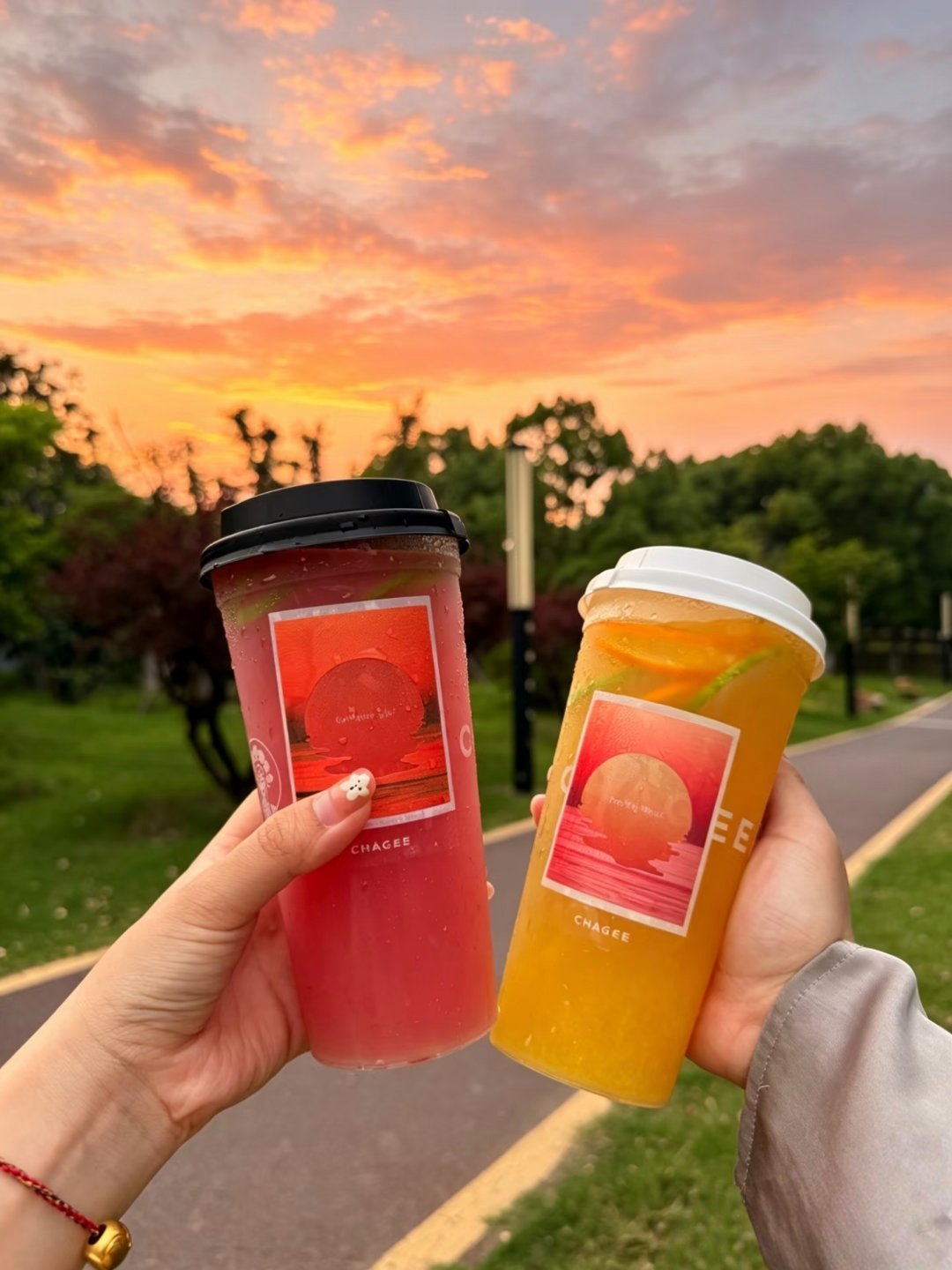 霸王茶姬霸王茶姬 如果你也刚好抬头就能看到漫天的火烧云！谢谢茶姬的晚霞播报没错过