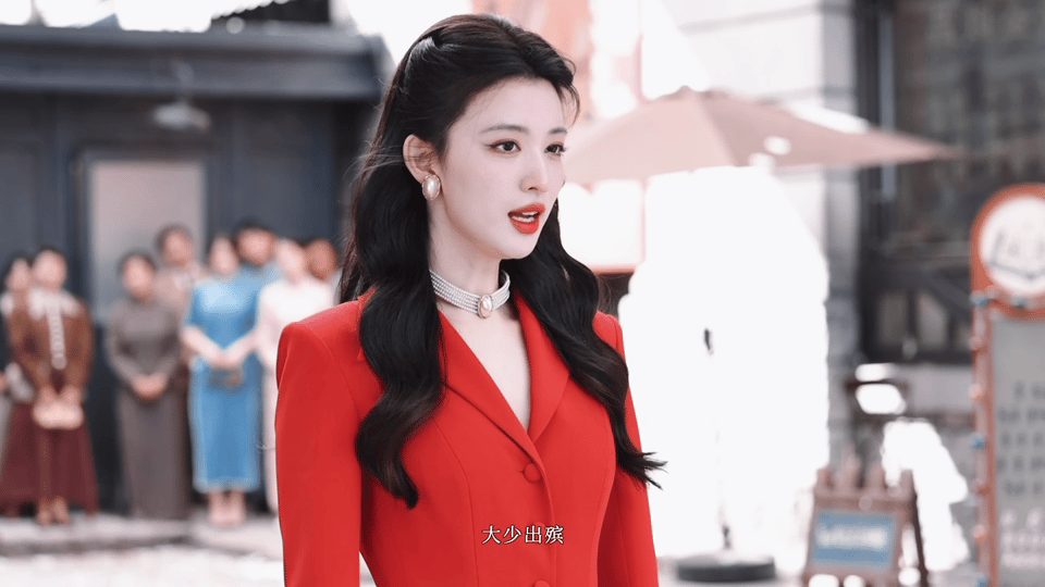 王楚然全世界第一适配正红色 这正红造型表现力引热议是有原因的！浓烈的色彩配上冷冽
