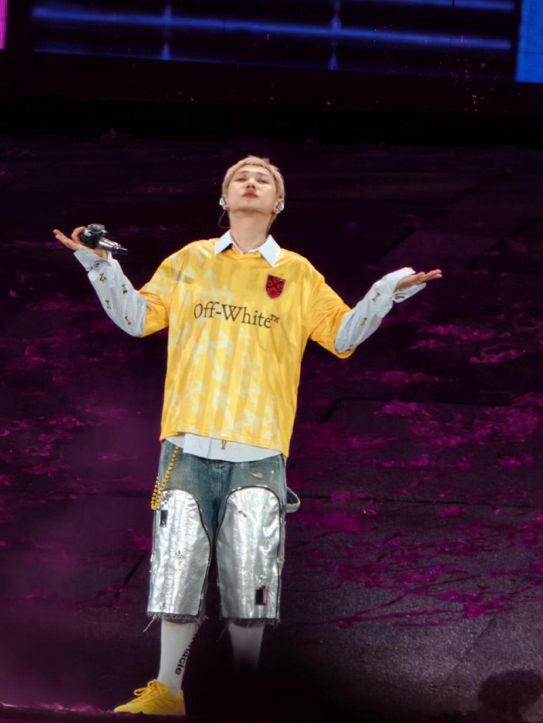 汪苏泷演唱会视角汪苏泷演唱会第一视角第一视角直击汪苏泷沈阳演唱会，细密雨水洒落场