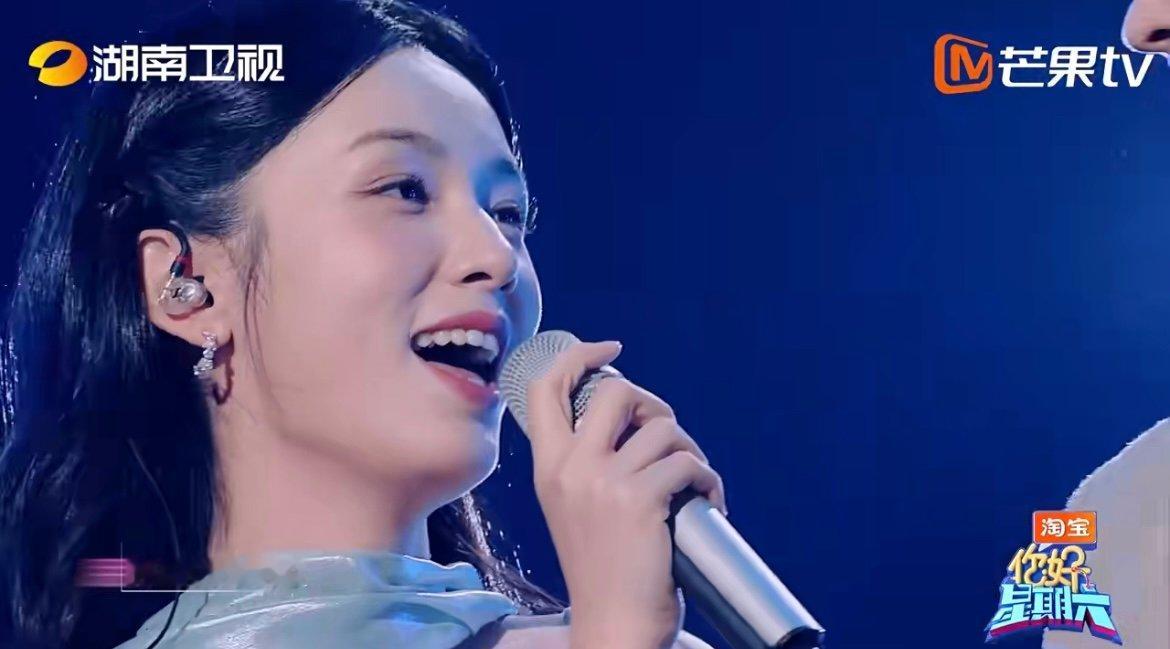 周也丞磊合唱偶像剧氛围感周也丞磊牵手唱月亮代表我的心 最终竞演舞台太甜了！周也和