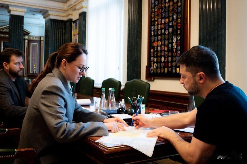 【泽连斯基：每位乌克兰公民均可选择乌境内3000公里铁路线路免费乘坐】

泽连斯