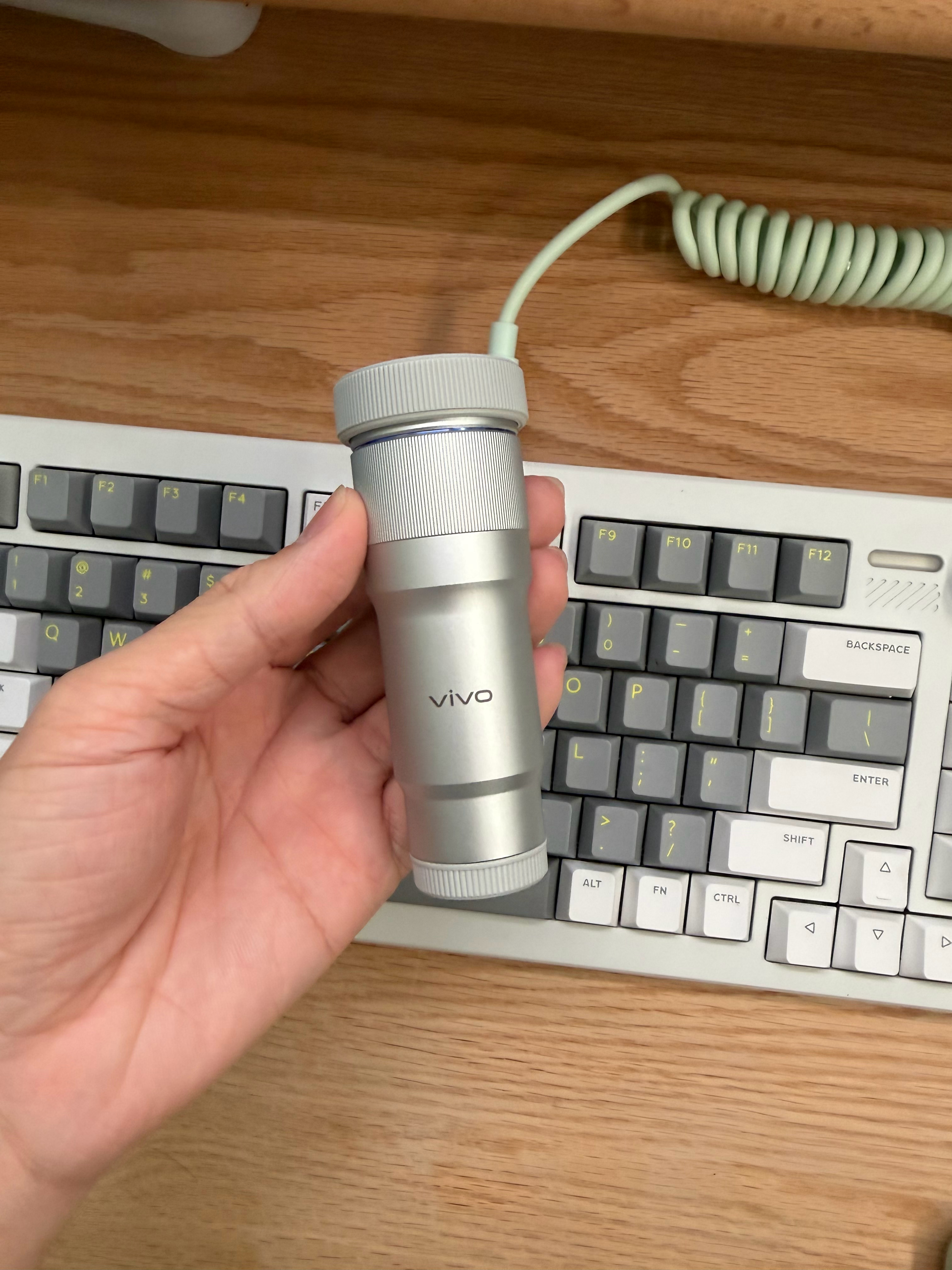 增距镜他满足了很多演唱会场景的需求，并且是小而便捷，拿上手机就能拍，而且画质，各