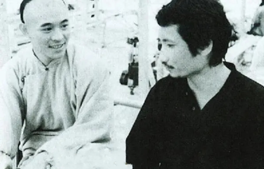 《黄飞鸿》电影缘起，徐克导演忆述八十年代曾在酒楼听到汪明荃唱《勇敢的中国人》，十