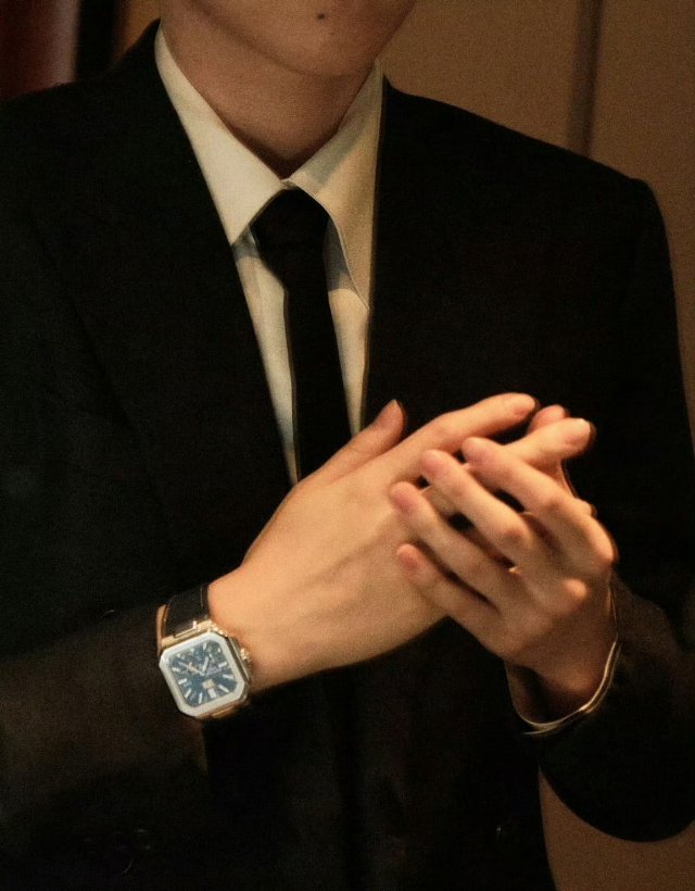 王楚钦黑西装好帅 衣服没注意，手表不知道多少钱，哈哈 