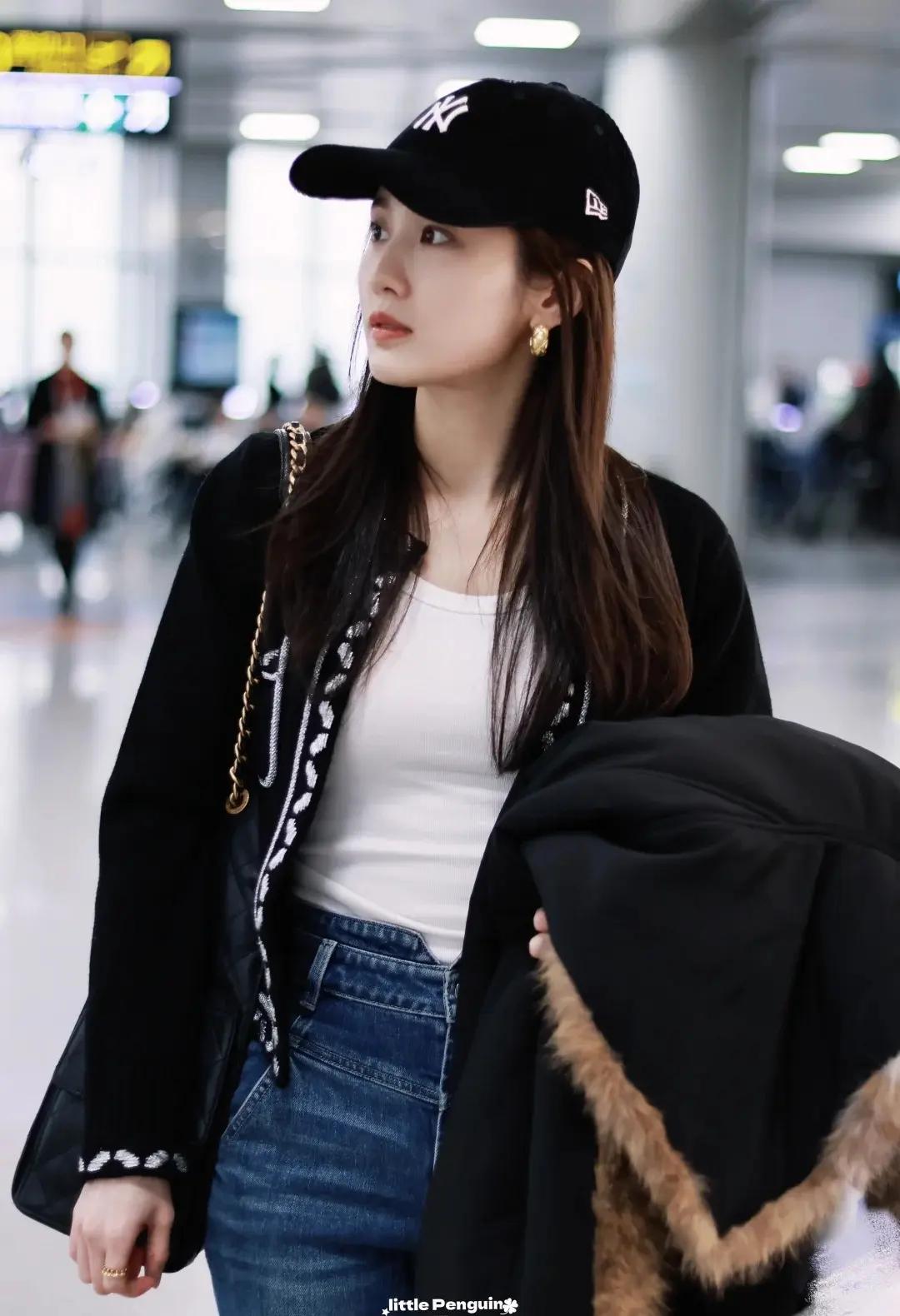 张慧雯的日常着装以经典款、大方、舒适又时尚为特点。
图一这一身在机场被路拍到的搭