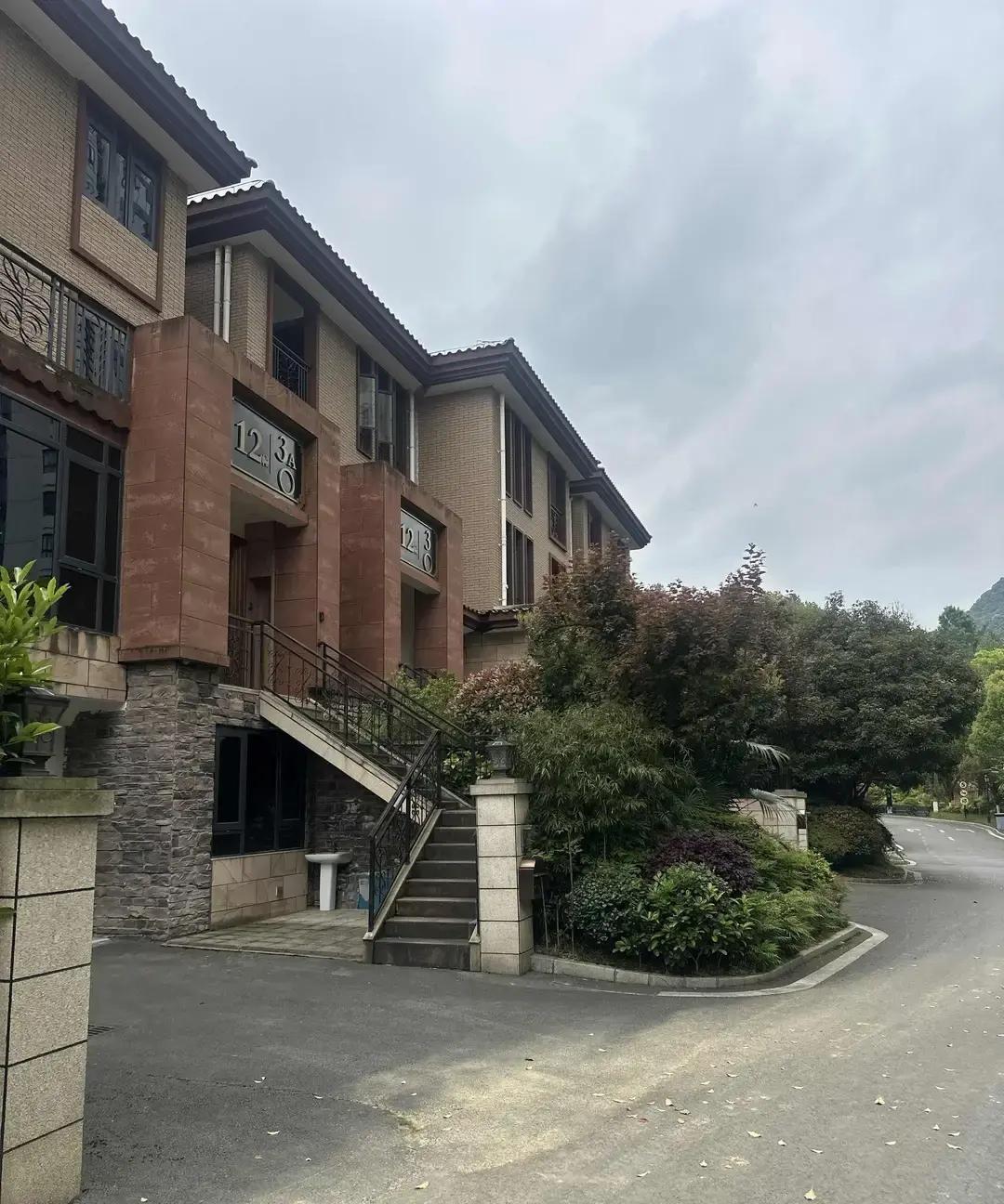 我结婚第五年才明白，家里不鸡飞狗跳靠的不是爱，是规矩。
回家先报平安，出门留句话