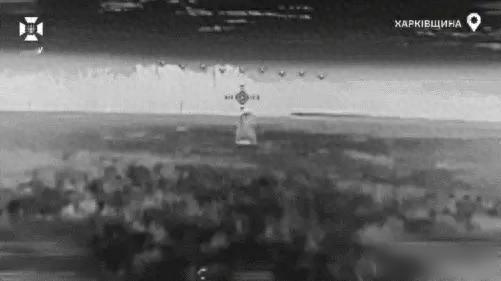 士兵蹲在移动厕所里往前挪，AI却视而不见，这荒唐事真能保命

2026年5月，一