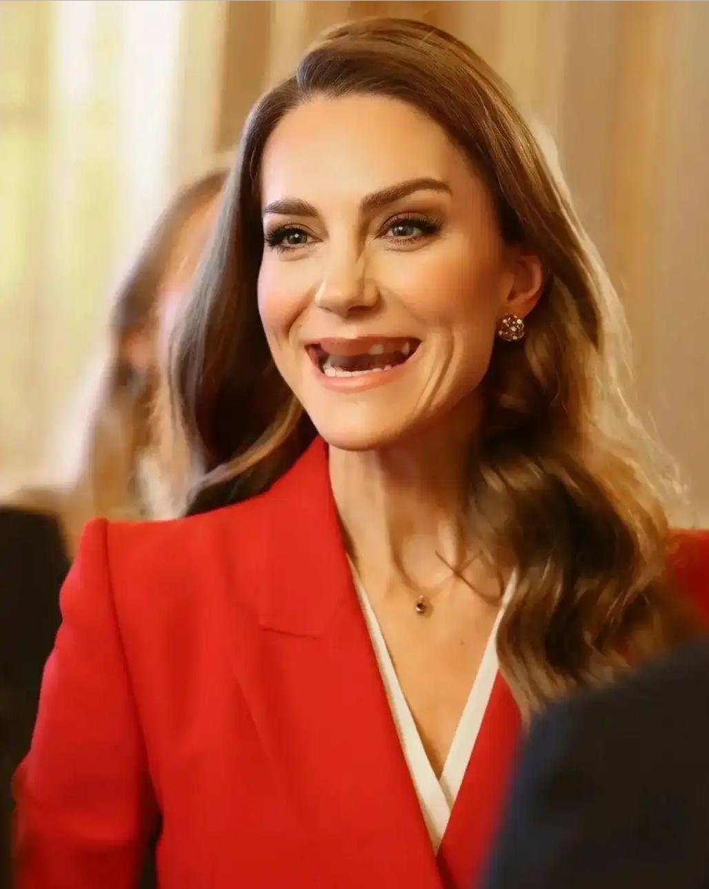 全新麦昆套装，新年新貌的凯特[惊喜]
温莎城堡里召开了为英格兰橄榄球队的庆功会，