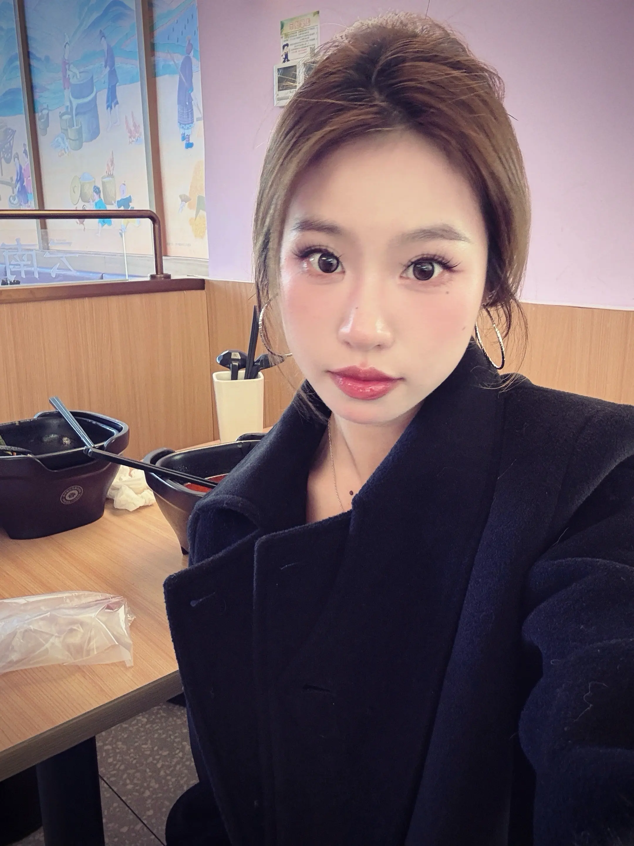 儿子上学了。四年来第一次吃饭不用管孩子，此刻路上的风都是自由的，总有人...