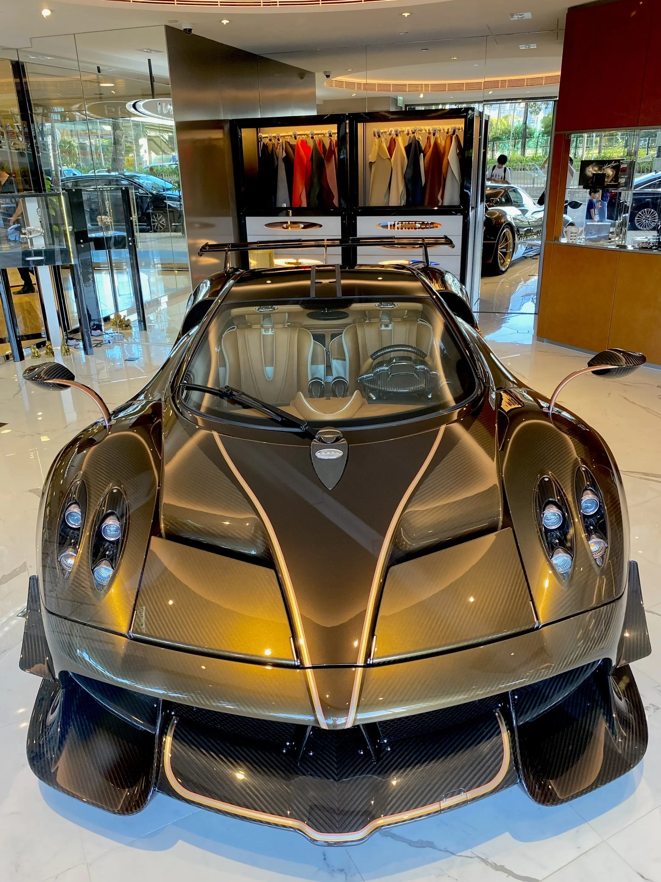 湾仔帕加尼展厅重上的huayra 金棕的碳与展厅灯光融合 犹如蛟龙😍😍😍