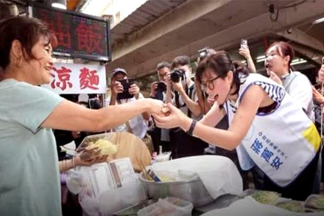 今天这一场，蒋万安身体不适，街头替他冲的，是夫人石舫亘。
人流滚滚，她就站在那儿