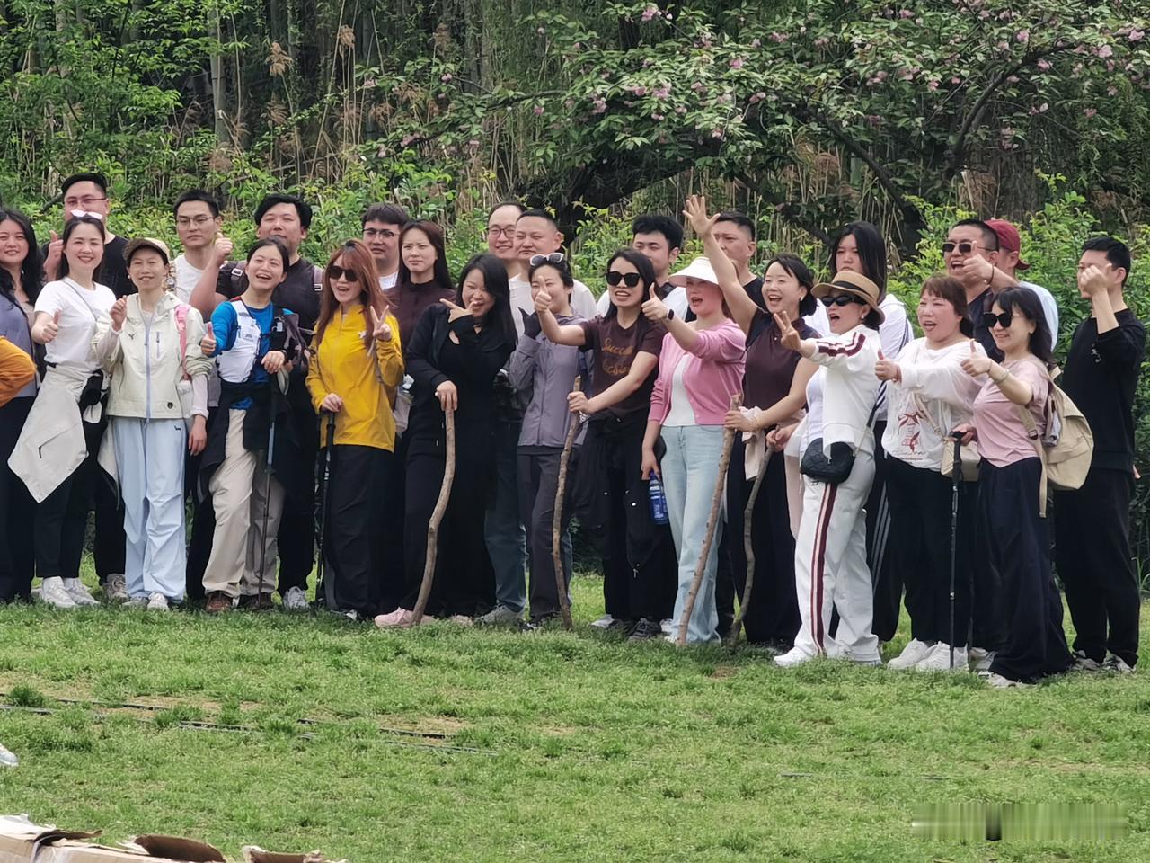 晒图笔记大赛草木把春天酿得正好，我们揣着笑声往镜头里挤。手里的树枝是山野递来的拐