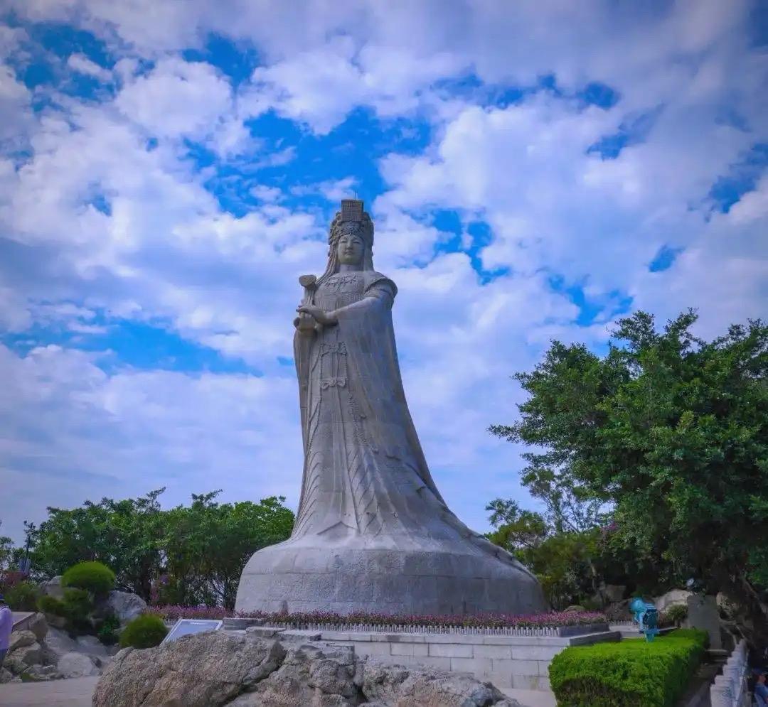 洞仙歌 · 湄洲岛之行题咏
      
面朝东海，矗雄奇雕像。湄屿潮音佑千舫。