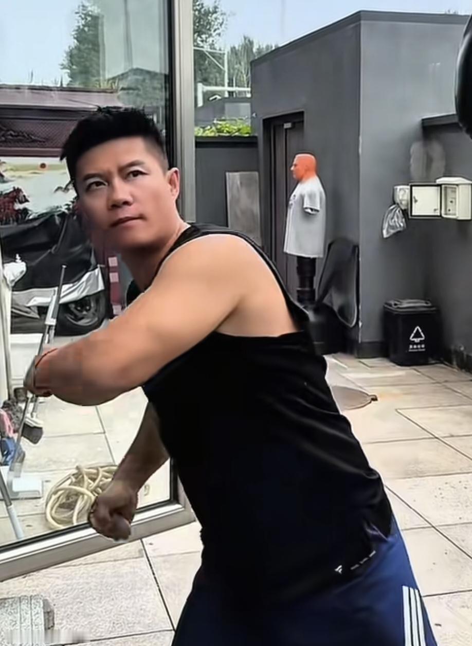 赵鸿刚耳光训练完全抛弃他师傅那套，不过我觉得他跟阿曼塔耶夫二番战也不一定能赢。一