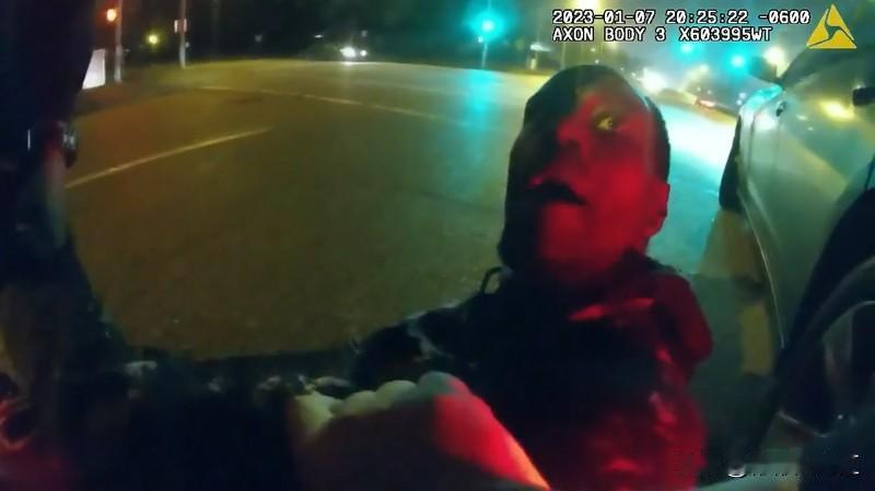 美国警察的执法培训显然严重不足。英国《金融时报》指出，美国警察上岗前仅受训652